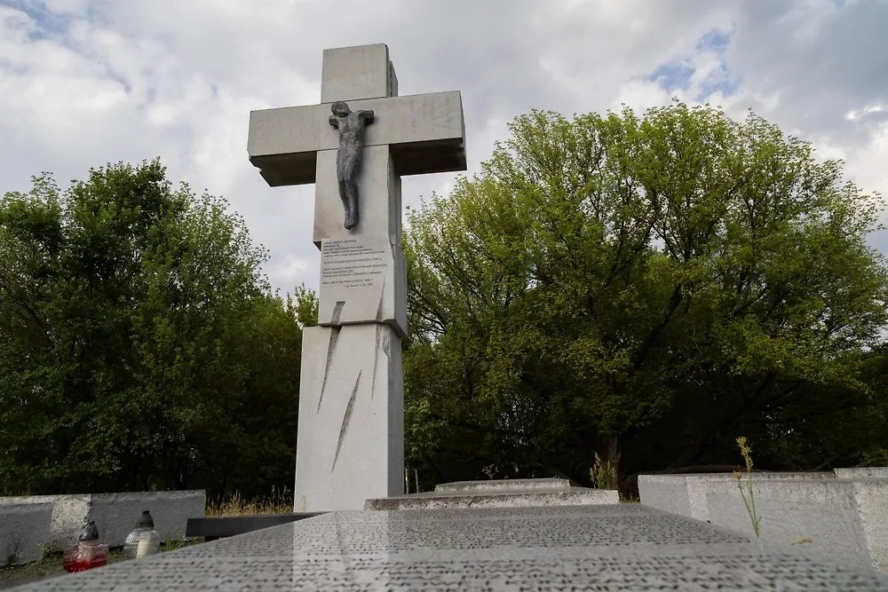 Памятник жертвам Волынской резни в Варшаве. Обложка © Shutterstock / FOTODOM / MOZCO Mateusz Szymanski