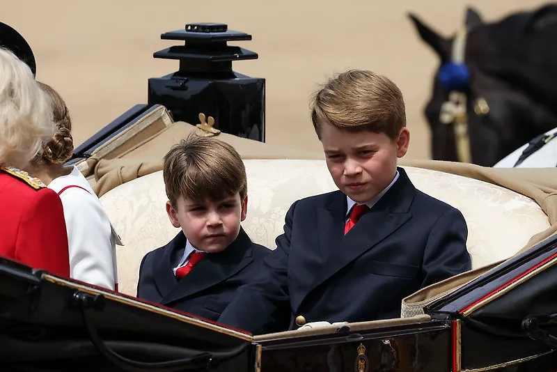 Принц Луи и принц Джордж (справа). Обложка © Flickr / UK Government