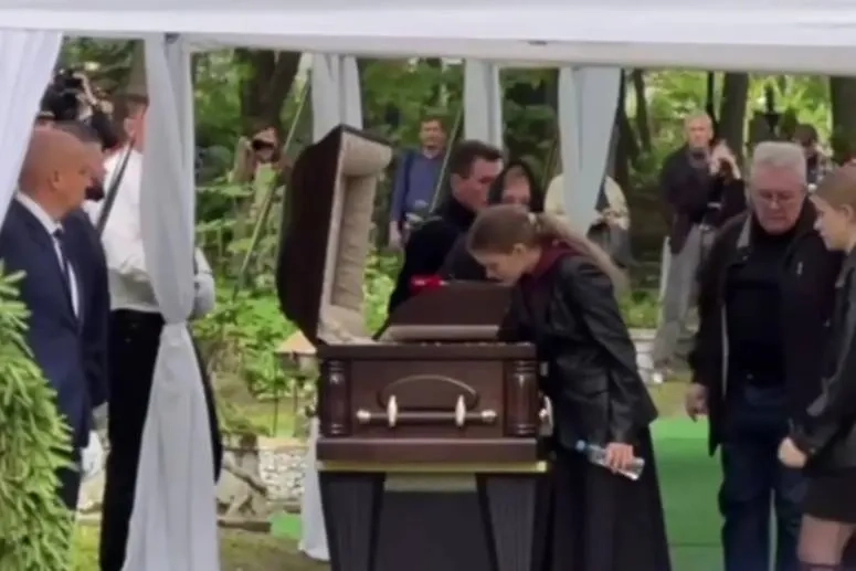 Младшая дочь Романа Старовойта на похоронах. Обложка © Telegram/ URA.RU