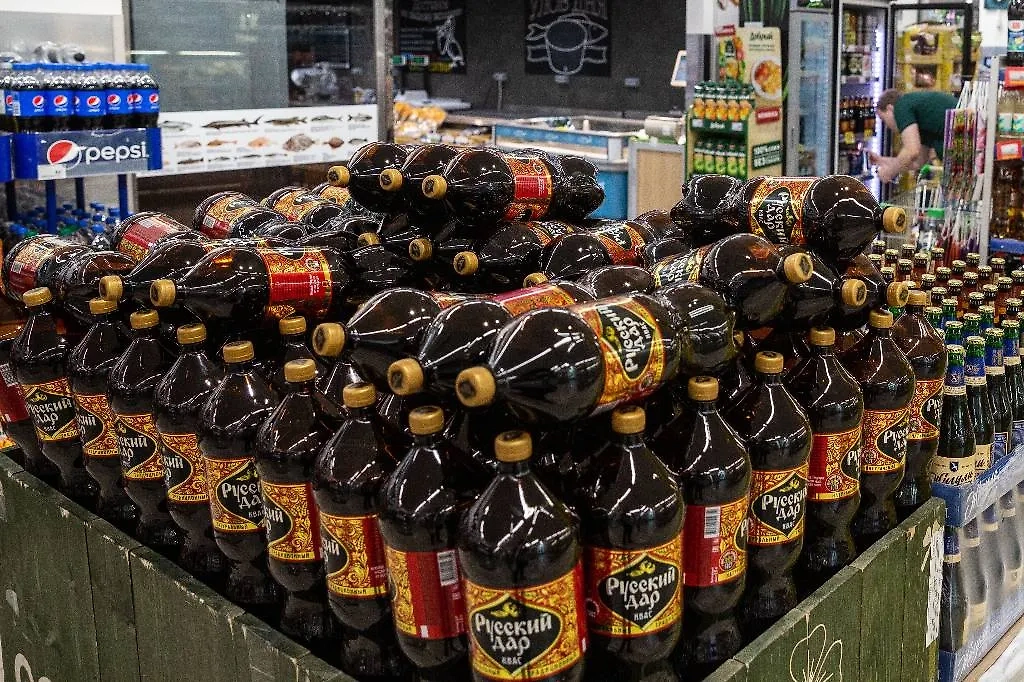 «Квас — не кола»... Теперь это утверждение ставят под сомнение даже законы. Традиционный русский напиток приравняли к сахарным газировкам. Фото © ТАСС / Ведомости / Евгений Разумный