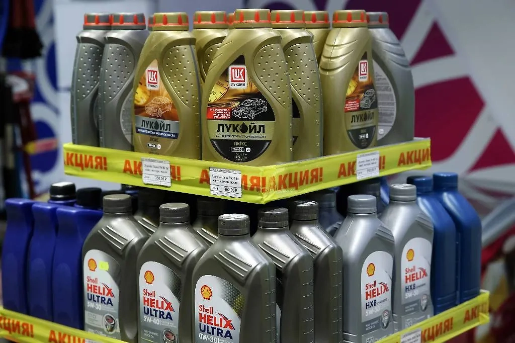 Моторное масло можно купить в магазине, на заправке или в гипермаркете. Но хватит ли у вас на него денег? Фото © ТАСС