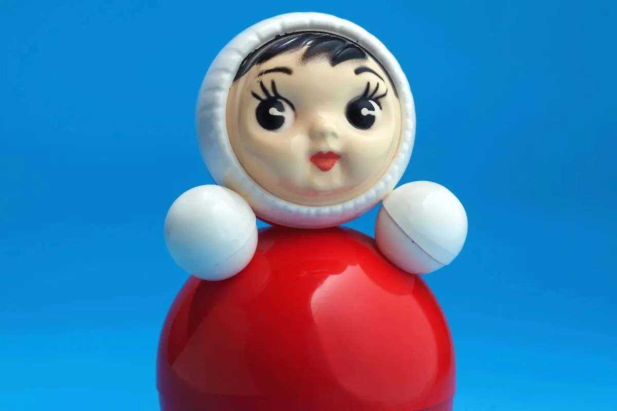 Неваляшка — это классика для совсем маленьких детей. Им нравится, как эта кукла возвращается в исходное положение в любой ситуации. Фото © Shutterstock / FOTODOM / Popovphoto