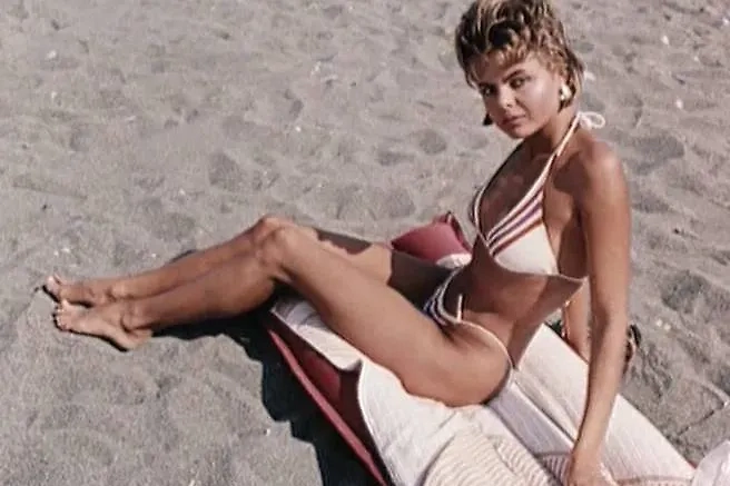 Елена Копыл щеголяет в откровенном бикини в фильме «Дама с попугаем» 1988 года. Фото © Кадр из фильма «Дама с попугаем», режиссёр Андрей Праченко, сценарист Андрей Праченко / Kino-teatr