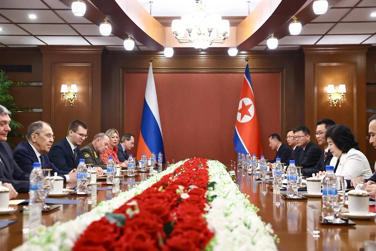 Сергей Лавров и Цой Сон Хи. Обложка © Telegram / МИД России