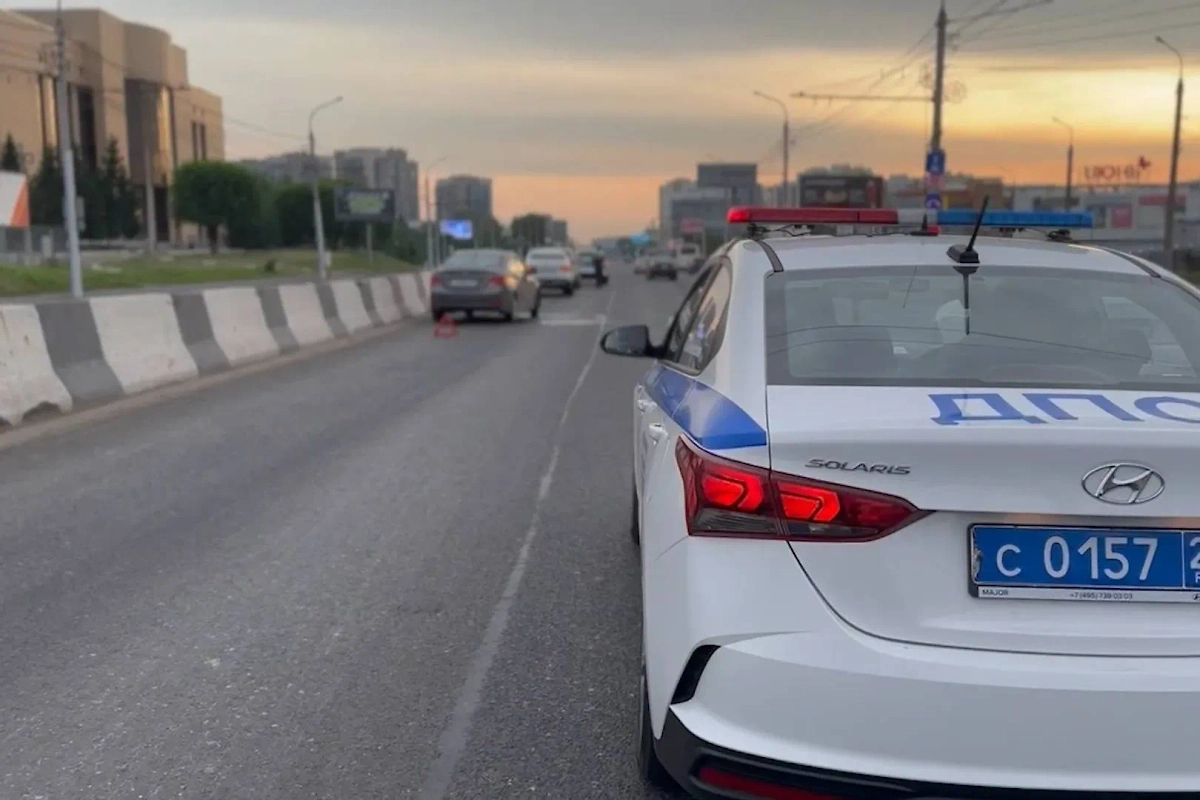 Машина насмерть сбила мужчину, который сидел на проезжей части в Красноярске. Обложка © Telegram / 24_ГОСАВТОИНСПЕКЦИЯ