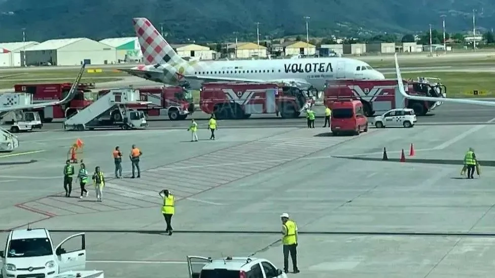 В Италии мужчину засосало в двигатель самолёта. Обложка © Х/ Vanguard Intel Group