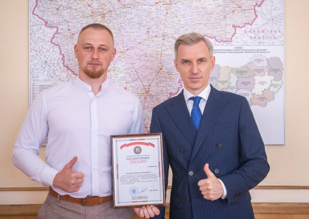Губернатор Смоленской области Василий Анохин поблагодарил водителя Антона Мацкевича, который сбивал дроны камнями в Иркутской области. Обложка © Telegram / Василий Анохин