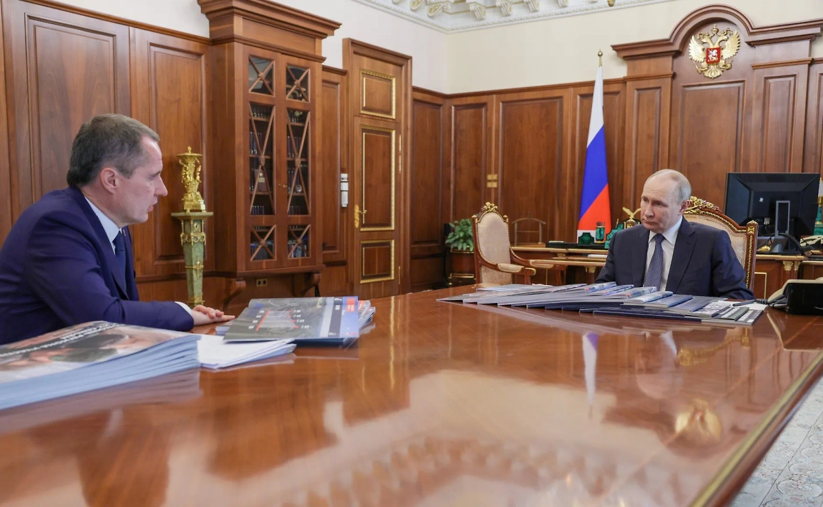 Владимир Путин с губернатором Белгородской области Вячеславом Гладковым. Обложка © kremlin.ru