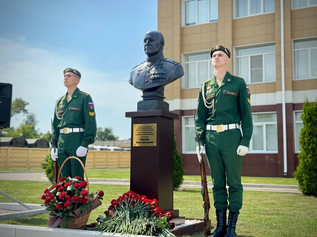 Церемония открытия памятного бюста Кириллова состоялась на территории военной академии в Костроме. Фото © Telegram / Сергей Ситников