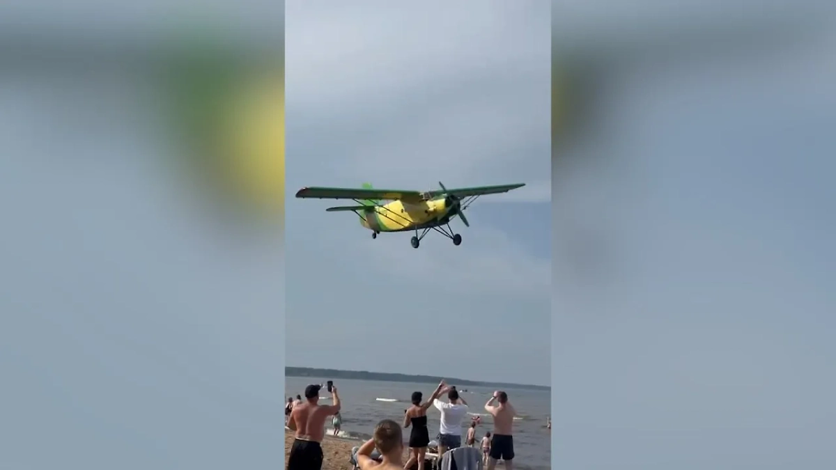 Под Петербургом самолёт пролетел впритирку над отдыхающими. Обложка © Telegram / Подъём