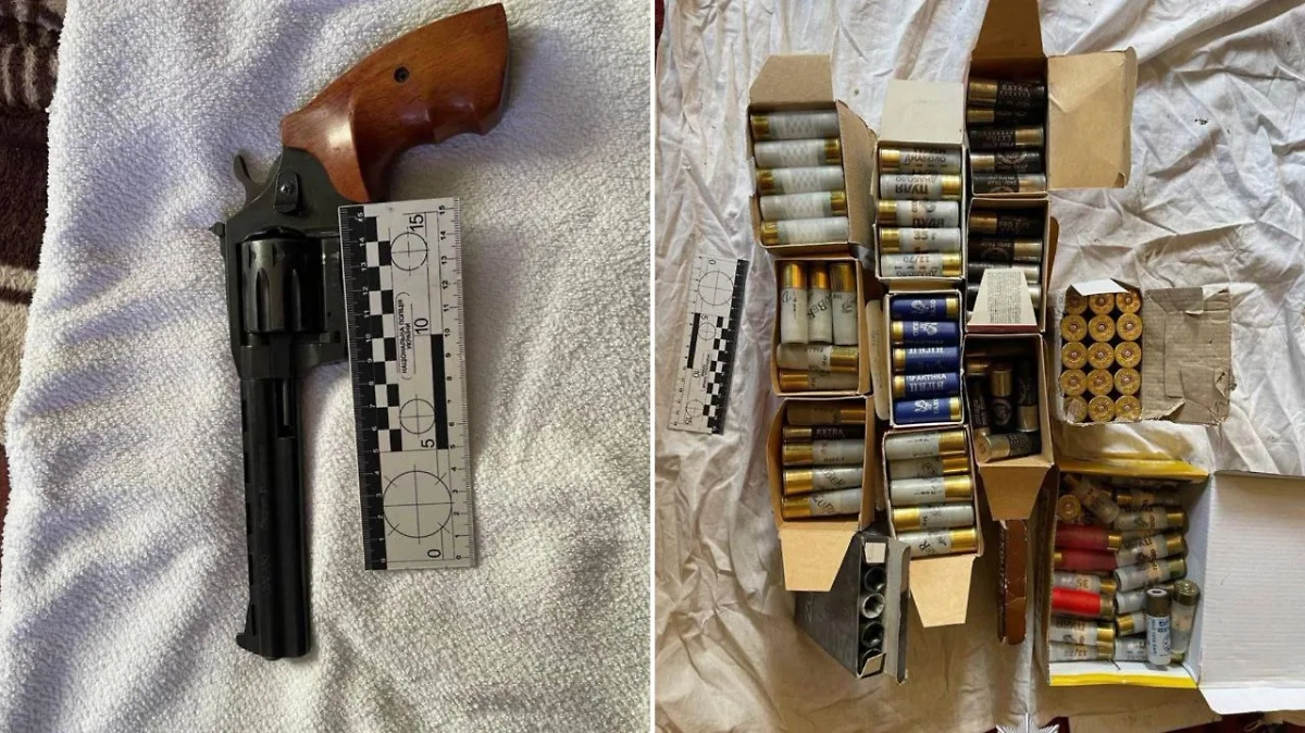 В доме нападавшего был обнаружен арсенал оружия, включая пистолеты, ружьё и боеприпасы. Фото © Пресс-служба Нацполиции Украины