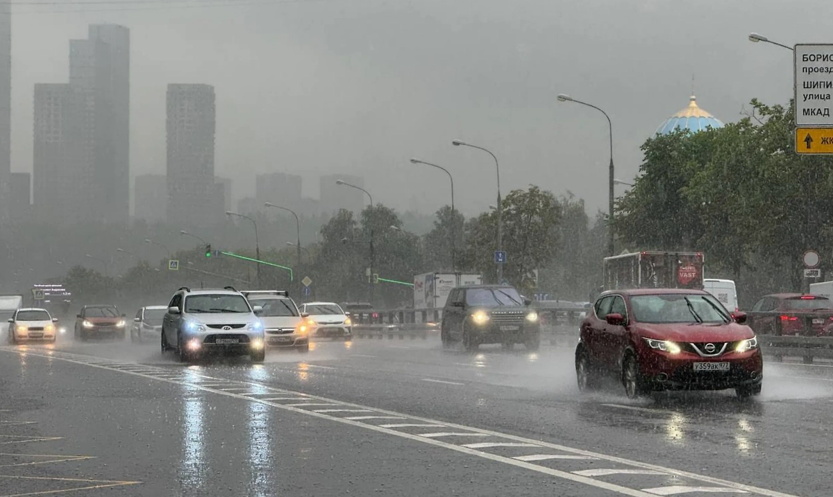 Дождь в Москве. Обложка © Life.ru