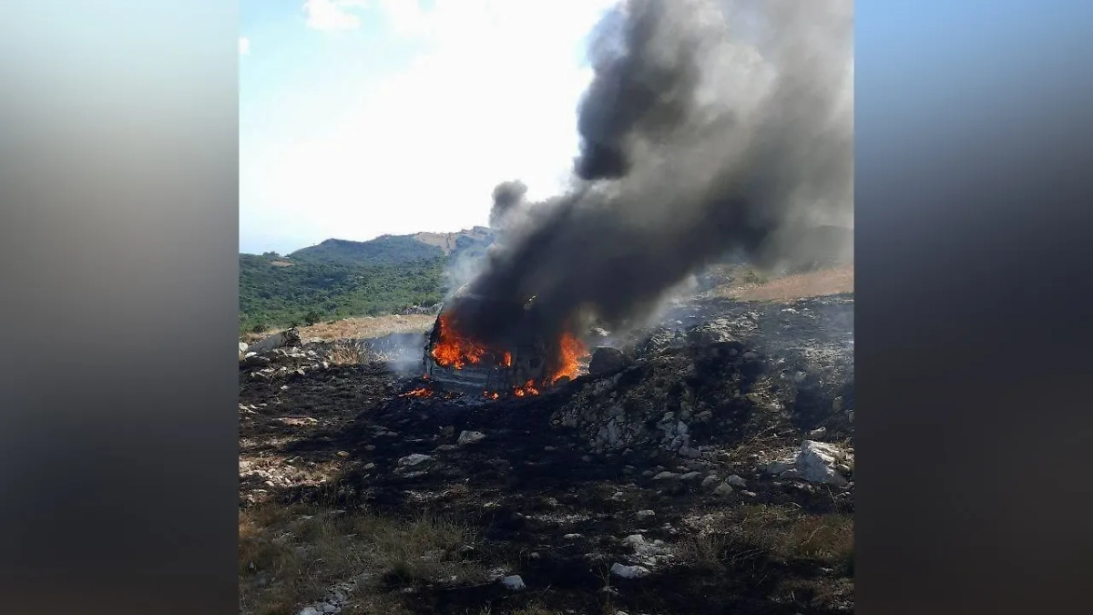 Porsche Cayenne горит в заповеднике в Крыму. Фото © Telegram / Заповедный Крым