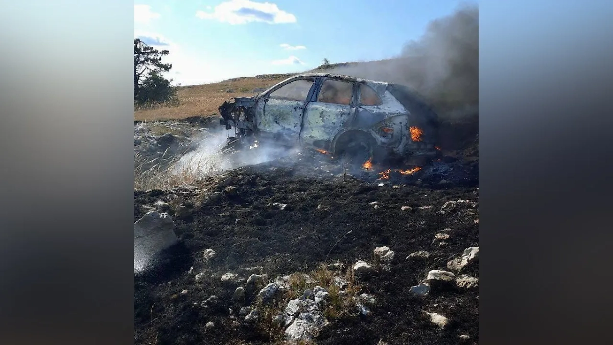 Porsche Cayenne горит в заповеднике в Крыму. Фото © Telegram / Заповедный Крым