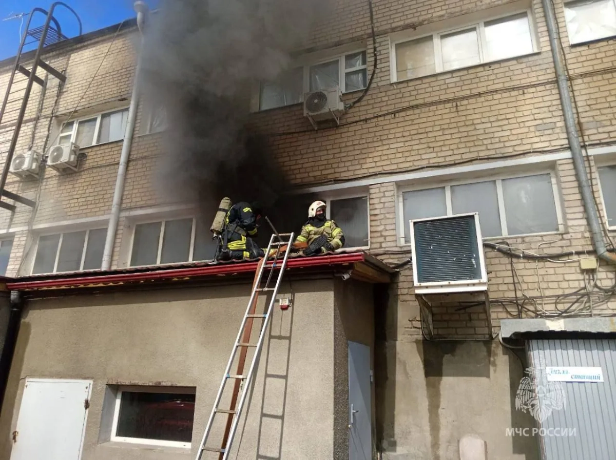 Пожарные у ТЦ в Новошахтинске. Обложка © МЧС