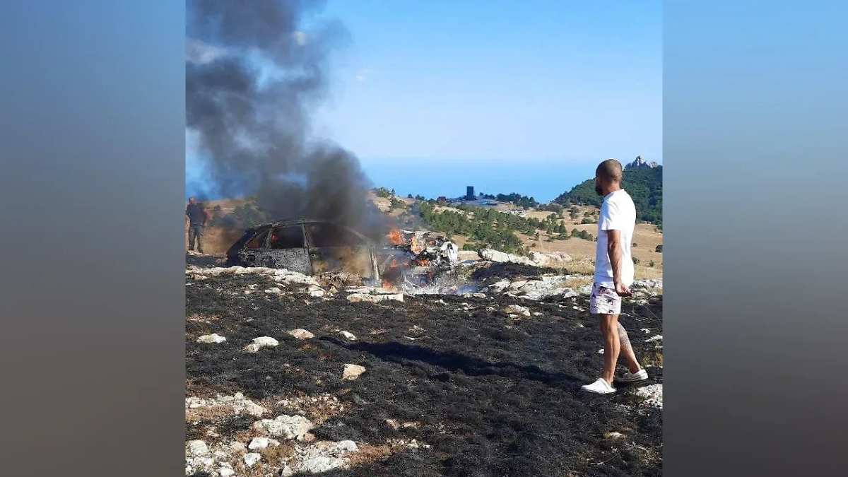 Porsche Cayenne горит в заповеднике в Крыму. Фото © Telegram / Заповедный Крым