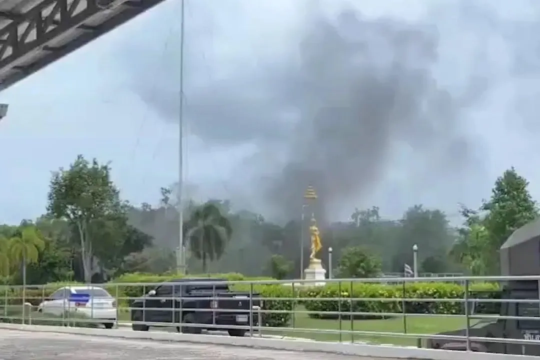 Камбоджийская ракета поразила больницу, есть жертвы и раненные. Обложка © Х / Thai Enquirer