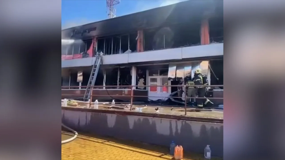 Пожар в Новошахтинске ликвидирован, найдено тело одной сотрудницы. Обложка © Telegram / МЧС России