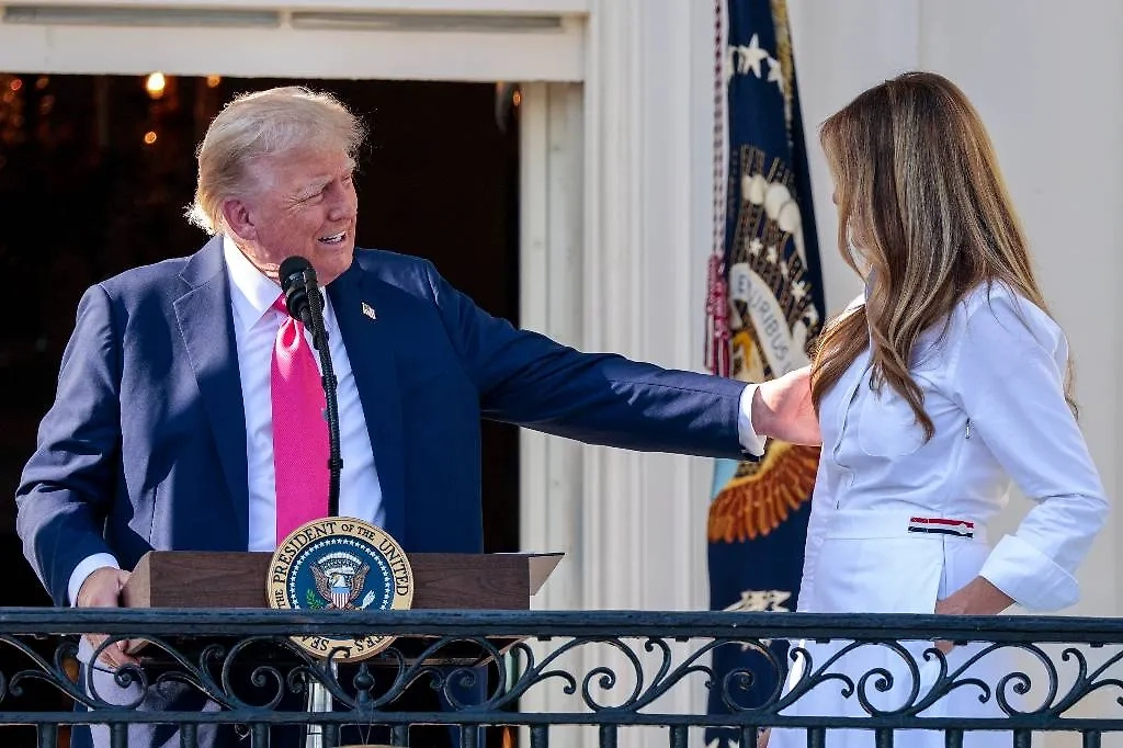 Президент США Дональд Трамп и первая леди Мелания. Обложка © EPA/SHAWN THEW 