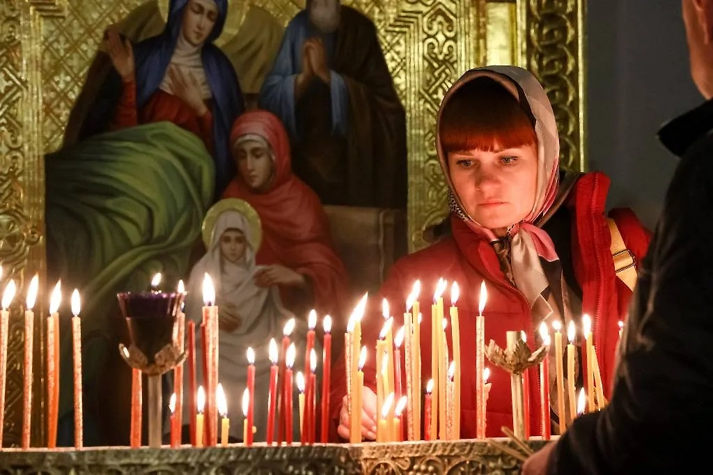 Верующая во время службы в Свято-Владимирском кафедральном соборе на территории музея-заповедника «Херсонес Таврический». Фото © Сергей Мальгавко/ТАСС 