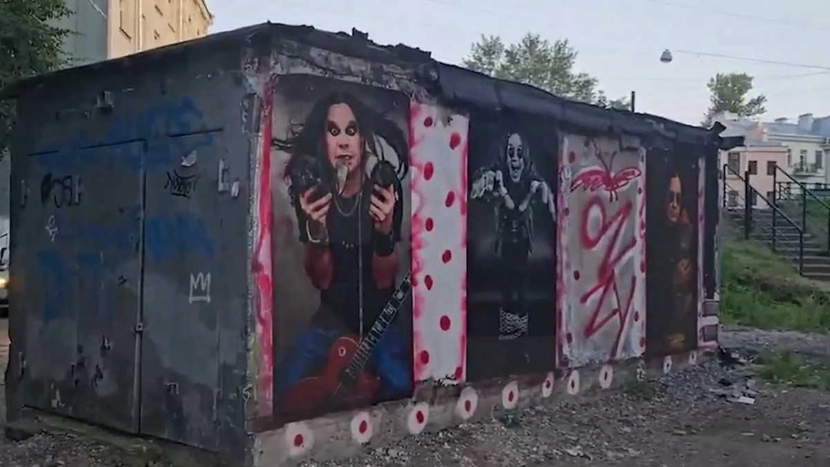 В Петербурге в сквере Цоя нарисовали граффити с Оззи Осборном. Обложка © Telegram / РЕН ТВ | Новости