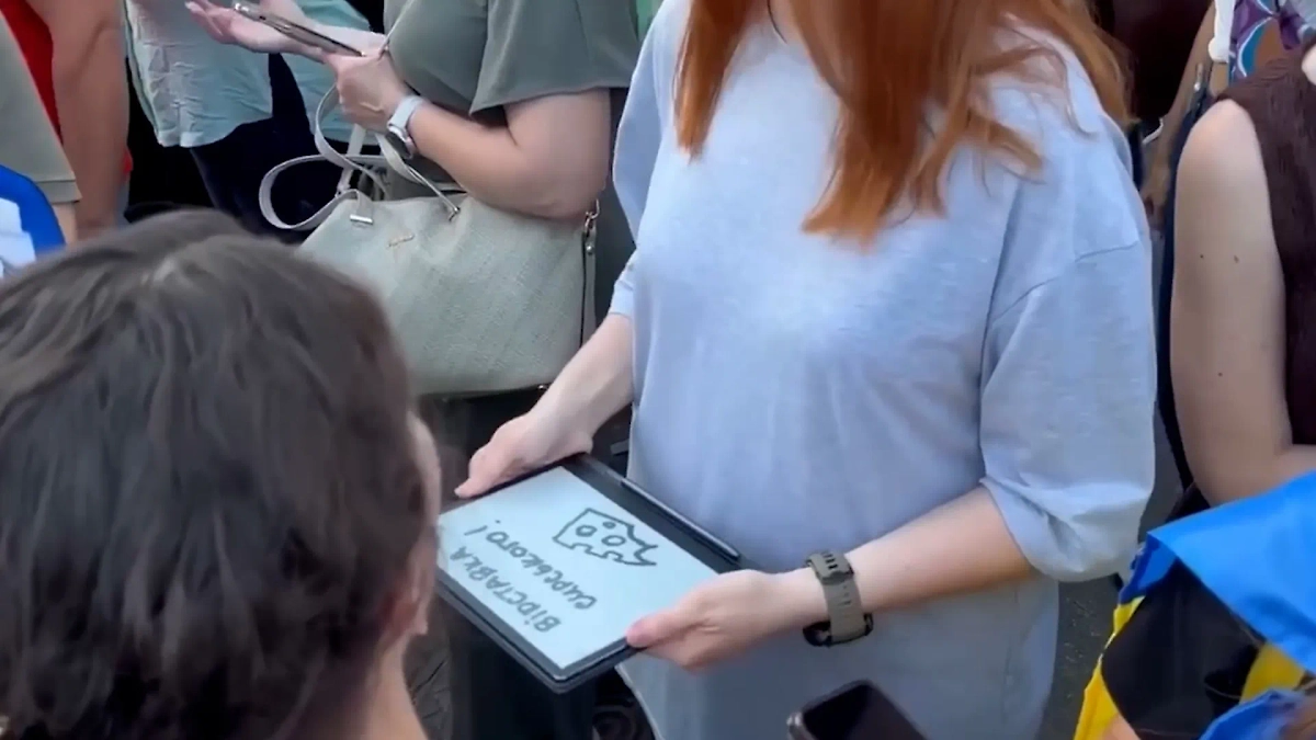 Безуглая присоединилась к митингу против закона об ограничении НАБУ и САП. Фото © Telegram/ Политика страны