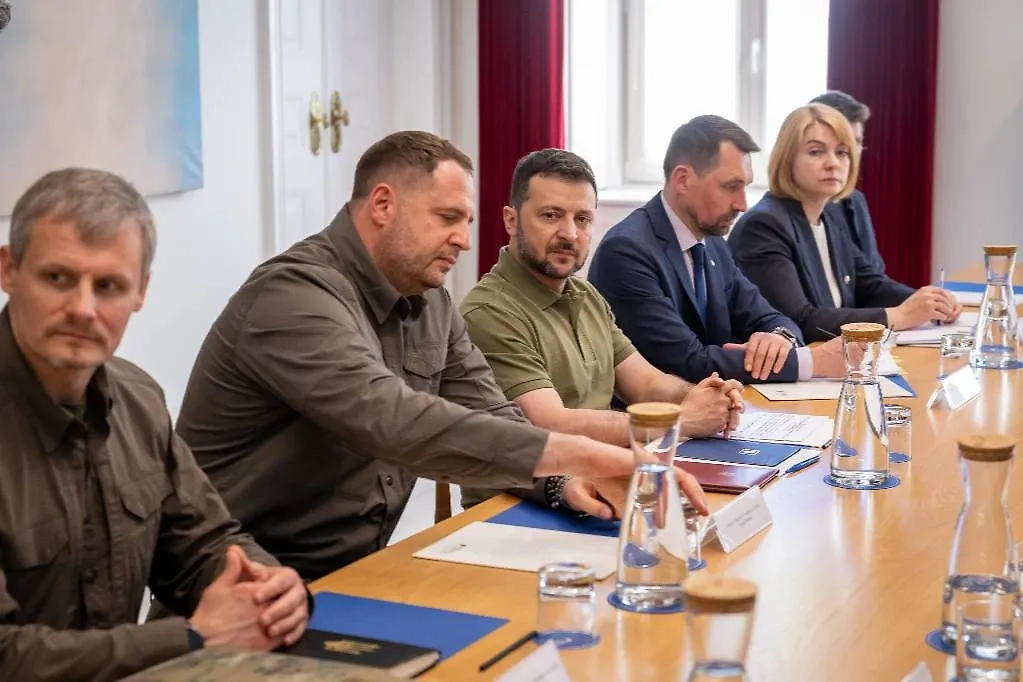 Владимир Зеленский и Андрей Ермак в центре. Обложка © ТАСС / EPA / JOSE SENA GOULAO