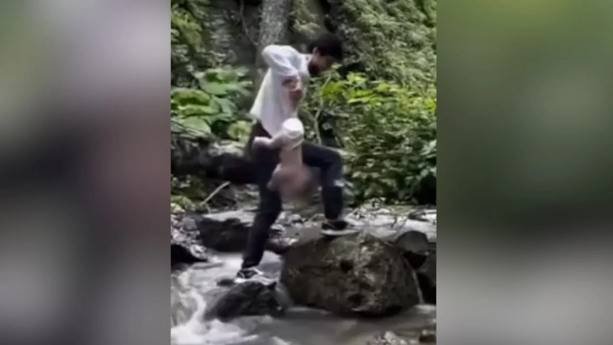 Отец года из Ингушетии купает младенца в горной реке и таскает за ногу по каменистым тропам. Обложка © Telegram / Mash Gor