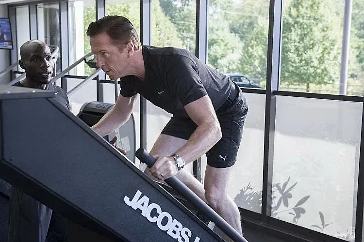 Фото © Кадр из сериала «Миллиарды», режиссёры Колин Бакси, Нил Бёргер, Джон Дал и др., сценаристы Эндрю Росс Соркин, Мэтт Феннел, Уилли Реале и др. / Kinopoisk