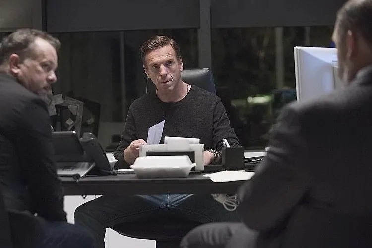 Фото © Кадр из сериала «Миллиарды», режиссёры Колин Бакси, Нил Бёргер, Джон Дал и др., сценаристы Эндрю Росс Соркин, Мэтт Феннел, Уилли Реале и др. / Kinopoisk