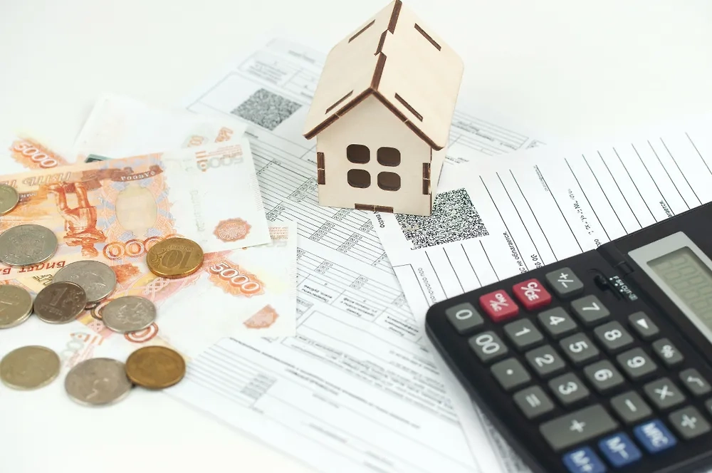 Юристы рассказали, кто может получить субсидии, компенсации и освобождение от платы за услуги ЖКХ. Обложка © Shutterstock / FOTODOM / Ultraskrip