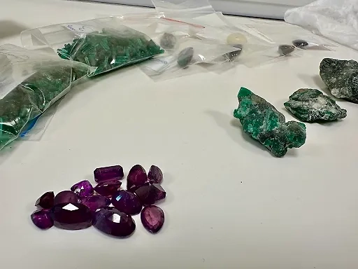 В чемодане россиянина нашли 76 самоцветов из Бахрейна. Обложка © Федеральная таможенная служба