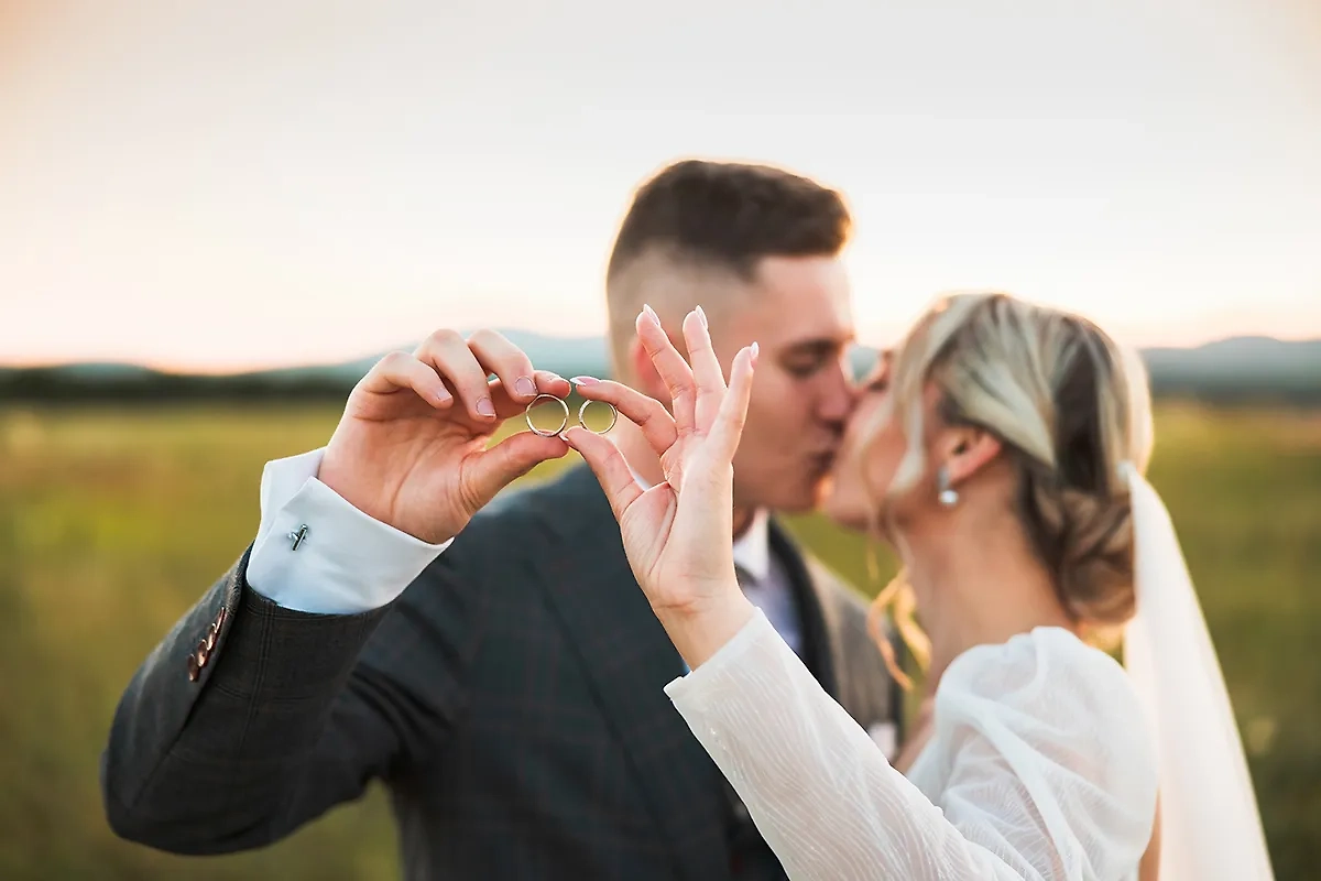 На каком пальце носить кольцо, чтобы выйти замуж до конца года. Обложка © Shutterstock / FOTODOM / Dominik Belica