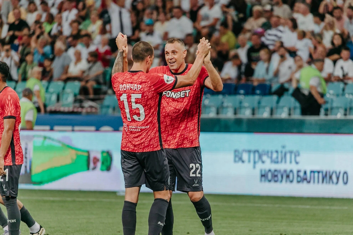 Нападающий «Акрона» Артём Дзюба и полузащитник Стефан Лончар. Обложка © Telegram / ФК «Акрон» Тольятти