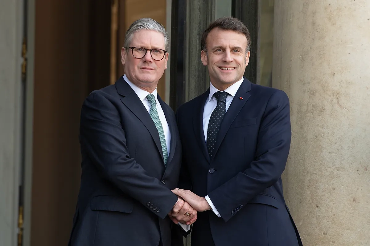 Премьер-министр Великобритании Кир Стармер и президент Франции Эмманюэль Макрон. Фото © Shutterstock / FOTODOM / Frederic Legrand - COMEO