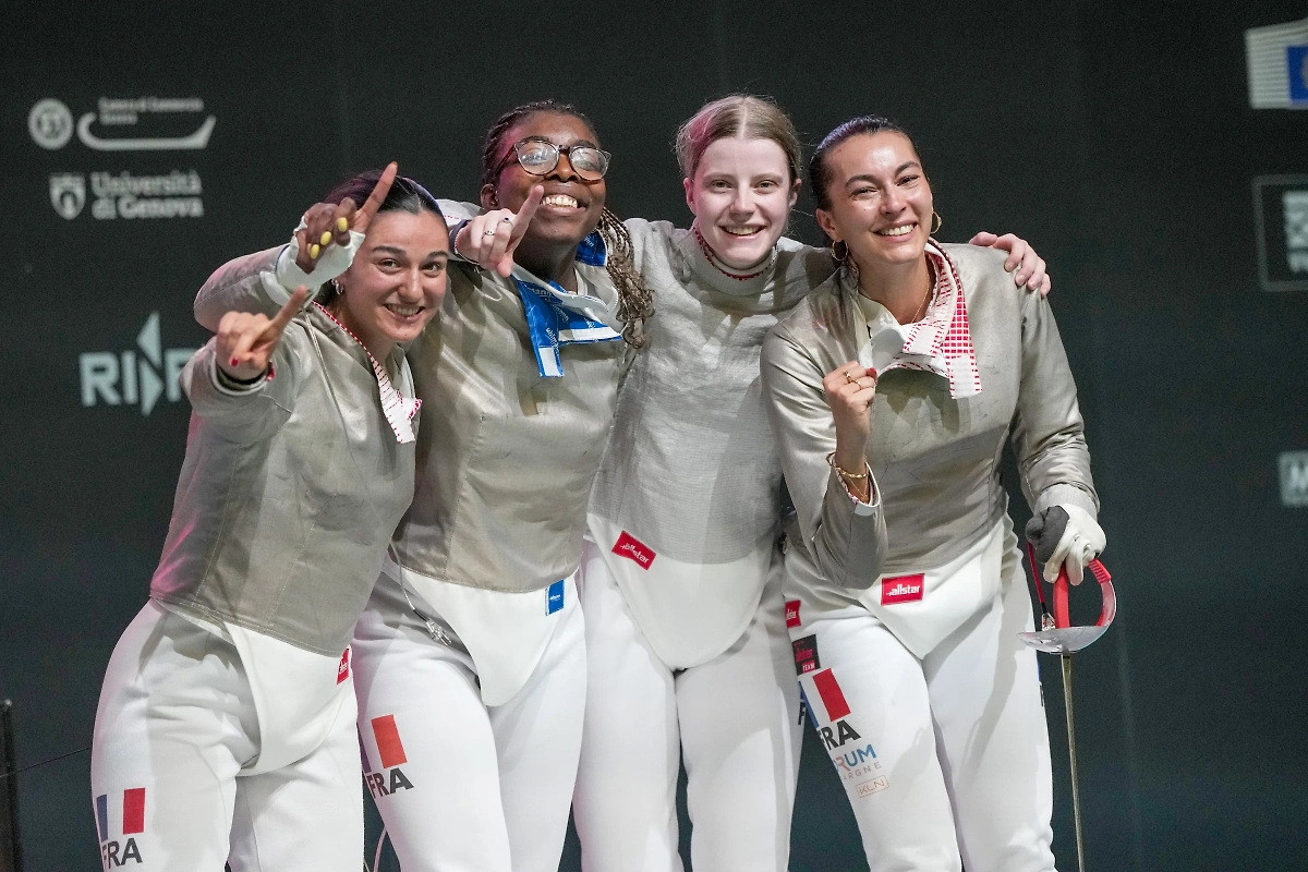 Французские шпажистки на чемпионате мира. Обложка © fie.org