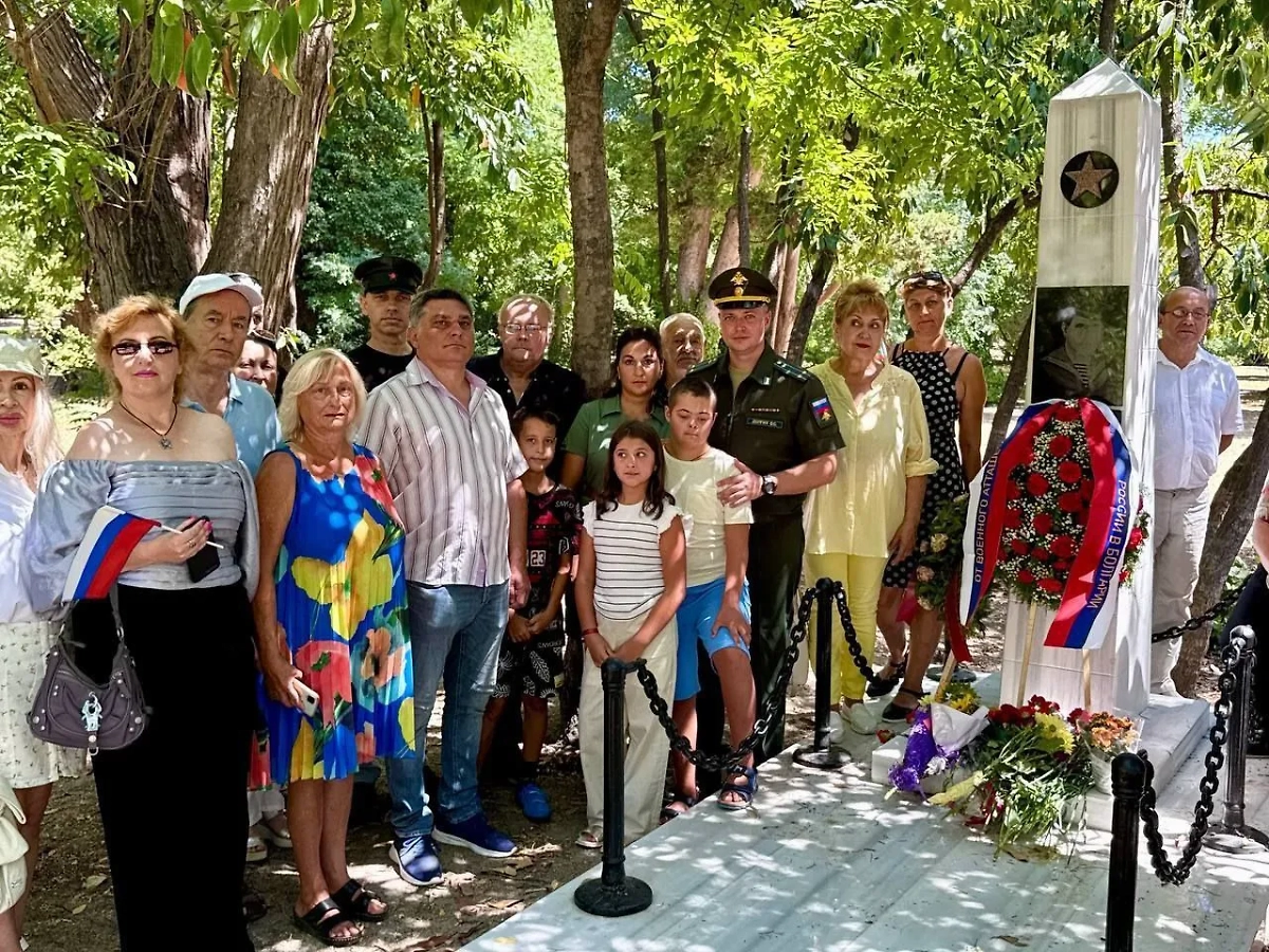 Возложение цветов к памятнику мичману Гавриле Красюку в Варне. Обложка © Telegram / Посольство России в Болгарии