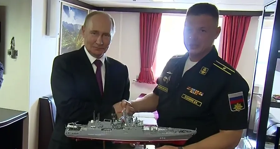 Путин с макетом фрегата «Адмирал Григорович». Обложка © Telegram / Кремль. Новости
