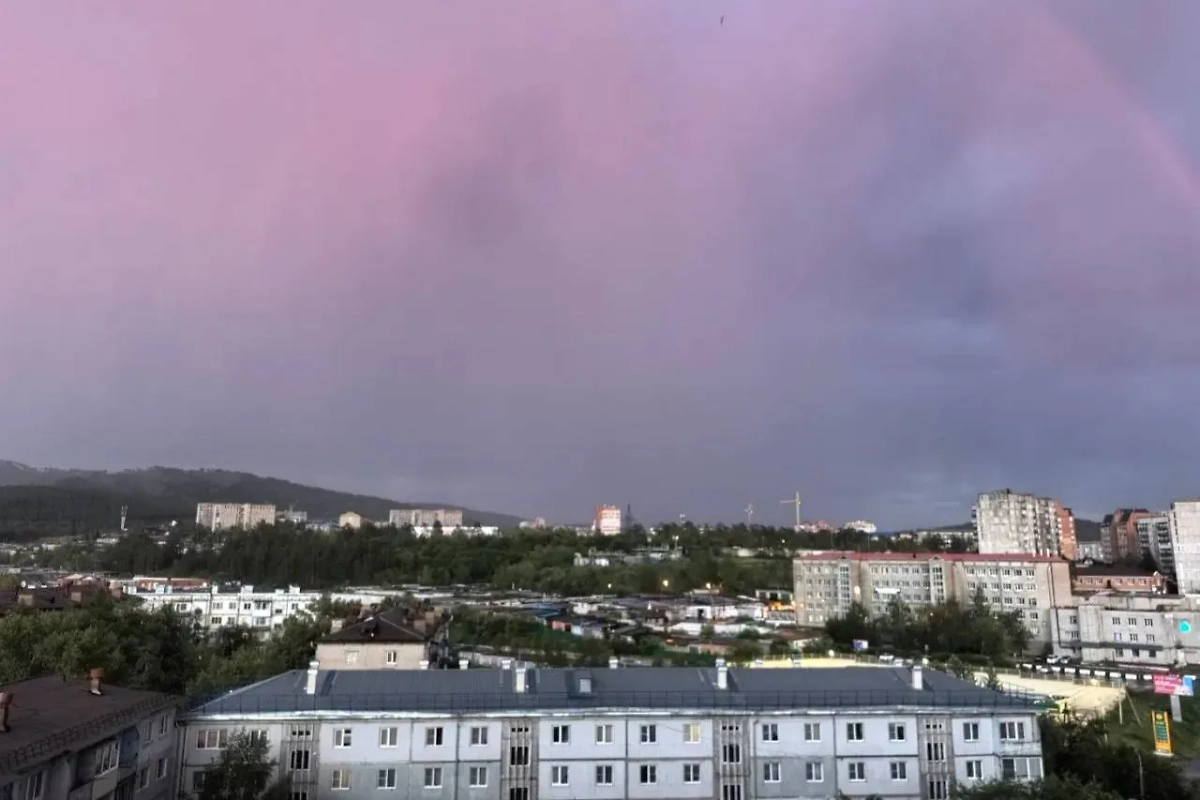 Над Читой дождь пошёл из розовых туч. Обложка © Telegram/Chita.Ru | Новости Читы