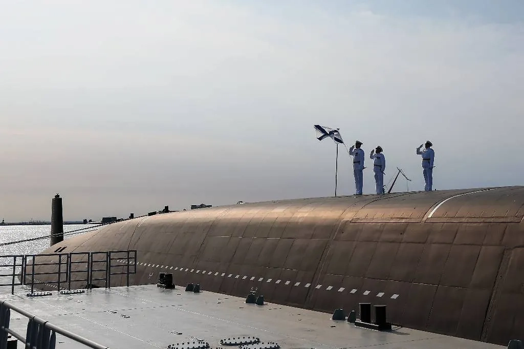 Поднятие флага на атомным подводным крейсером «Князь Пожарский». Обложка © ТАСС / Александр Щербак