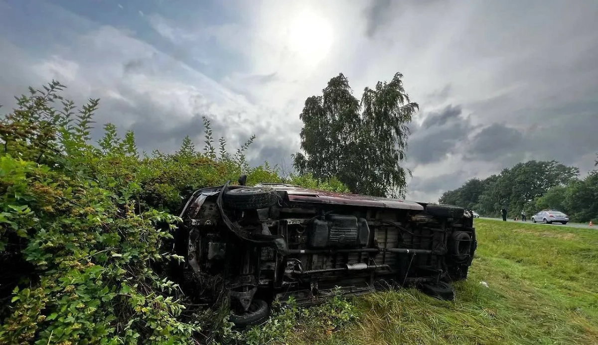 Перевернувшийся микроавтобус. Обложка © Telegram / МВД Беларуси