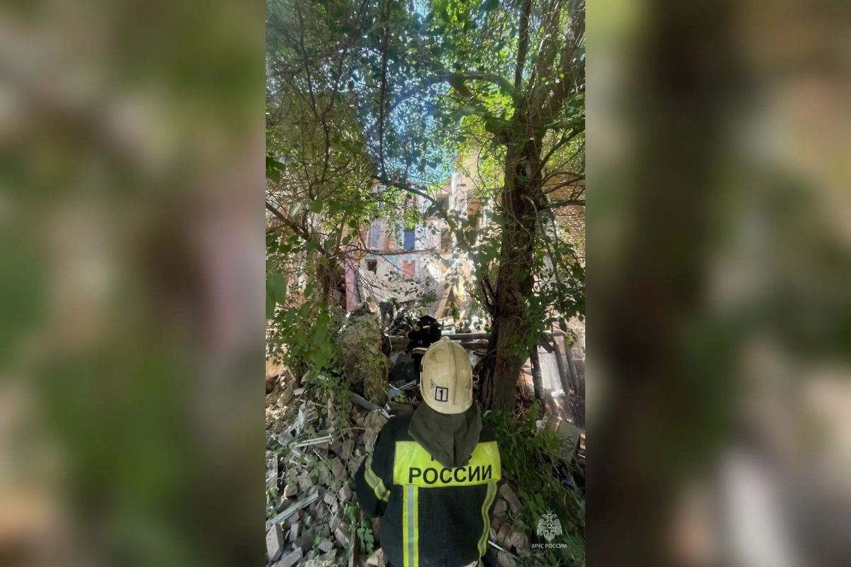 Подъезд жилого дома рухнул в Астрахани. Фото © МЧС России