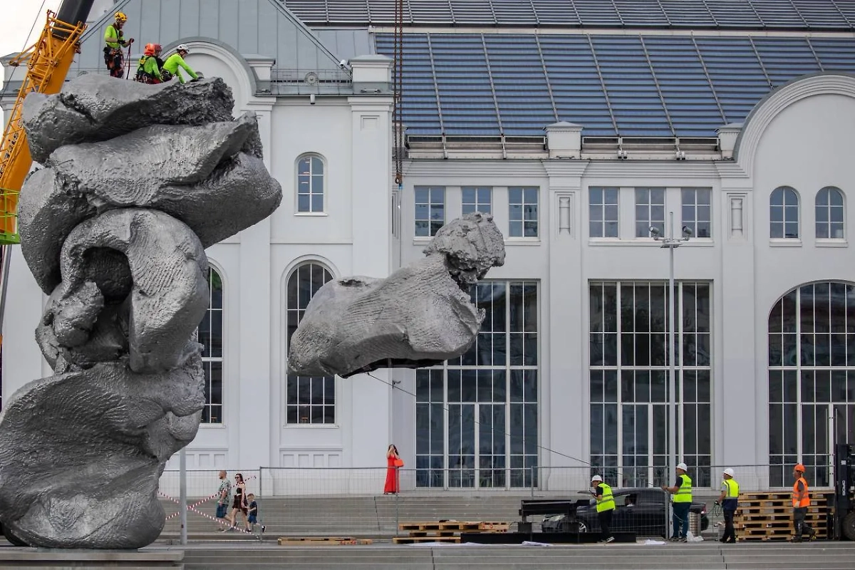 В Москве разбирают скульптуру «Большая глина № 4». Обложка © Telegram / ГЭС-2