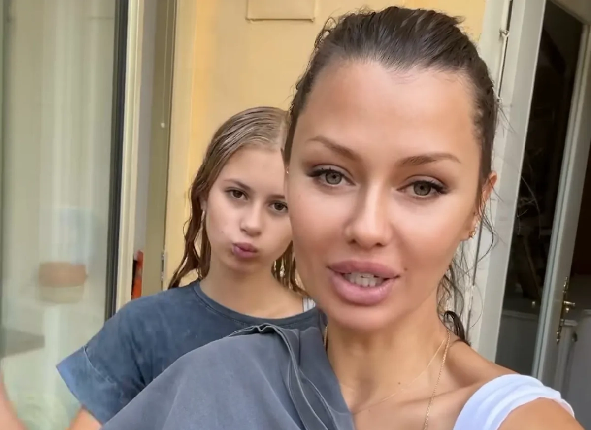 Боня с дочкой. Обложка © Instagram (признан экстремистской организацией и запрещён на территории Российской Федерации) / victoriabonya