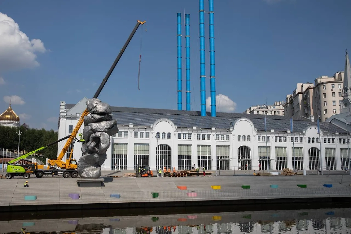 В Москве разбирают скульптуру «Большая глина № 4». Обложка © Telegram / ГЭС-2