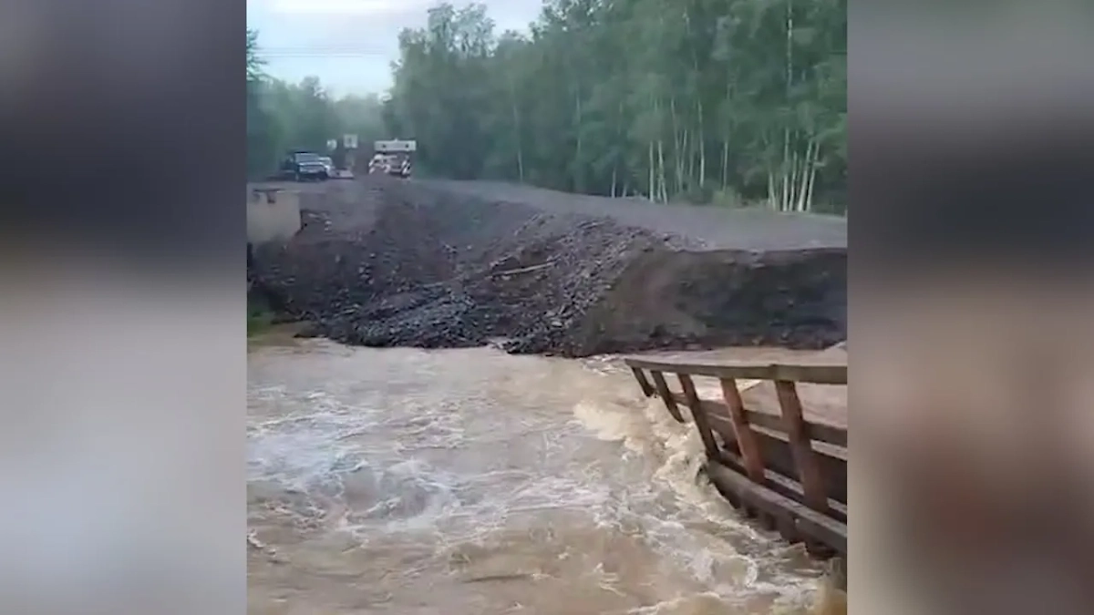 Объездной мост рухнул в Хабаровском крае. Обложка © Telegram / Хабарай