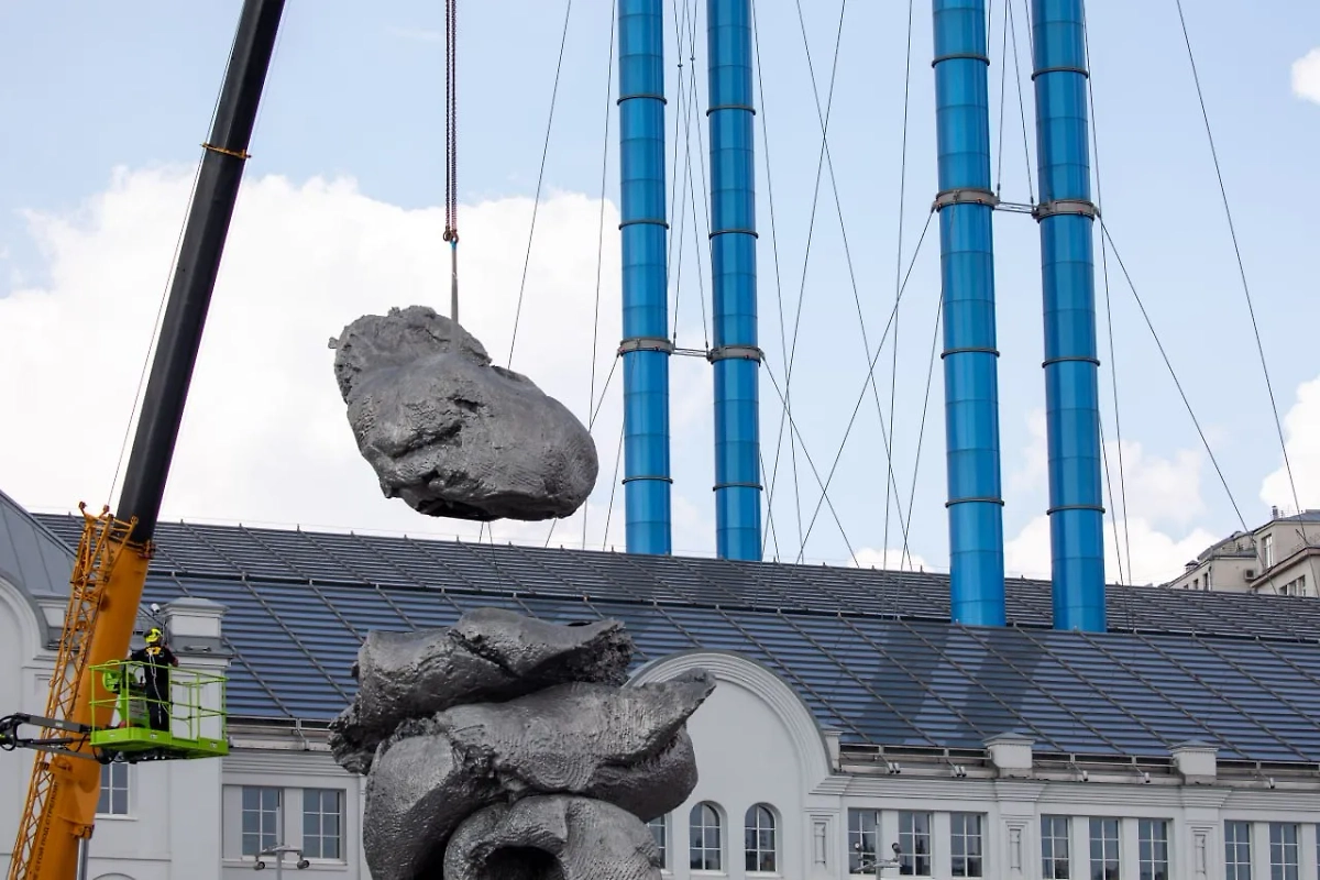 В Москве разбирают скульптуру «Большая глина № 4». Обложка © Telegram / ГЭС-2