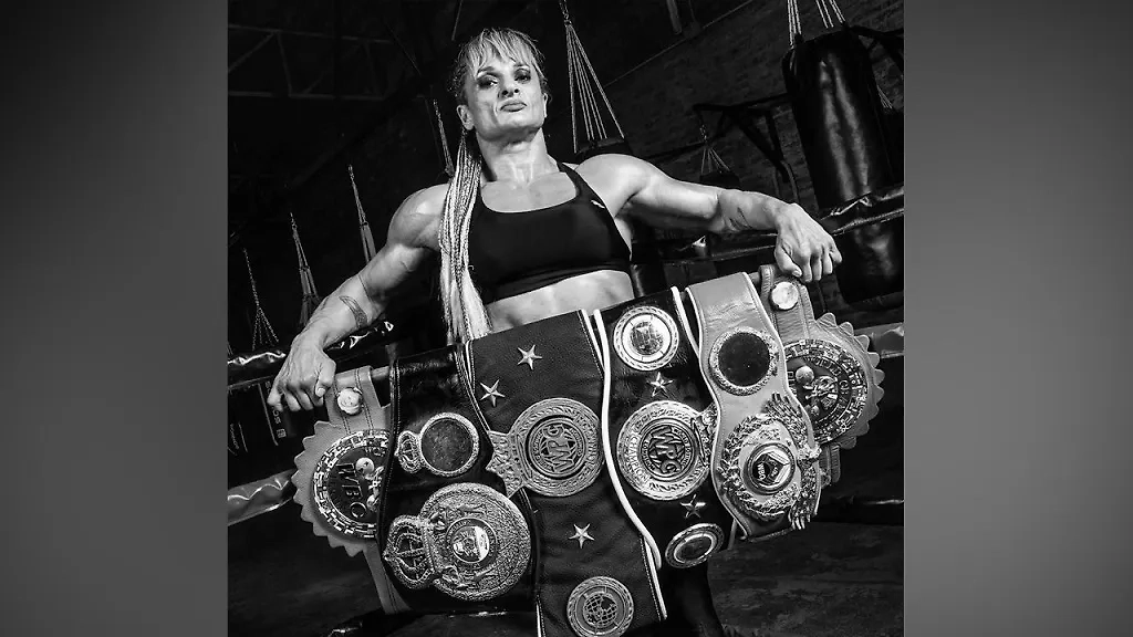 Алехандра Оливерас. Обложка © Facebook (признан экстремистской организацией и запрещён на территории Российской Федерации) / Alejandra Locomotora Oliveras