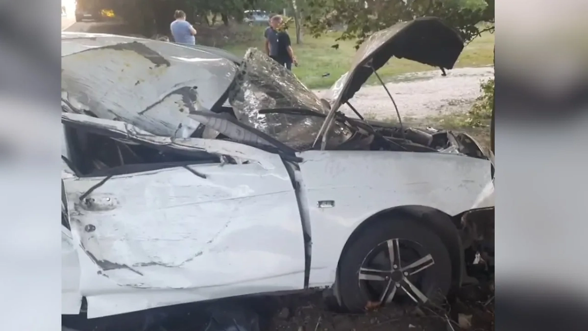 В Саратовской области подросток сел за руль автомобиля и влетел в дерево. Обложка © Telegram / МВД 64