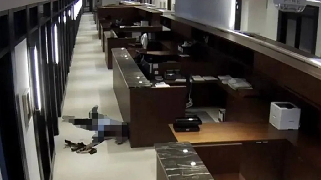 Мужчина, открывший огонь в высотке Манхэттена. Фото © Х / nicksortor